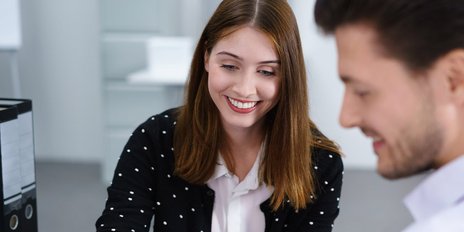 Eine Frau und ein Mann in einem Buero